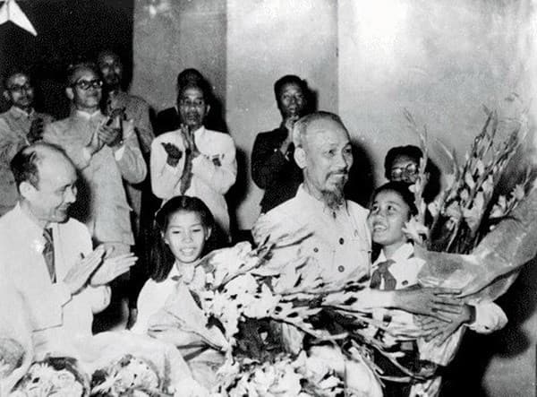 10-9-1955: Bác Hồ khẳng định sức mạnh của việc “đồng tâm hiệp lực”