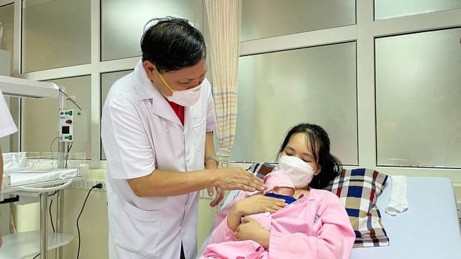 Cứu sống và nuôi dưỡng thành công trẻ sơ sinh nặng 400gram đầu tiên tại Việt Nam