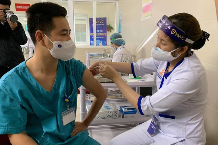 Hà Nội trung cao độ cho công tác xét nghiệm và tiêm vaccine phòng Covid-19