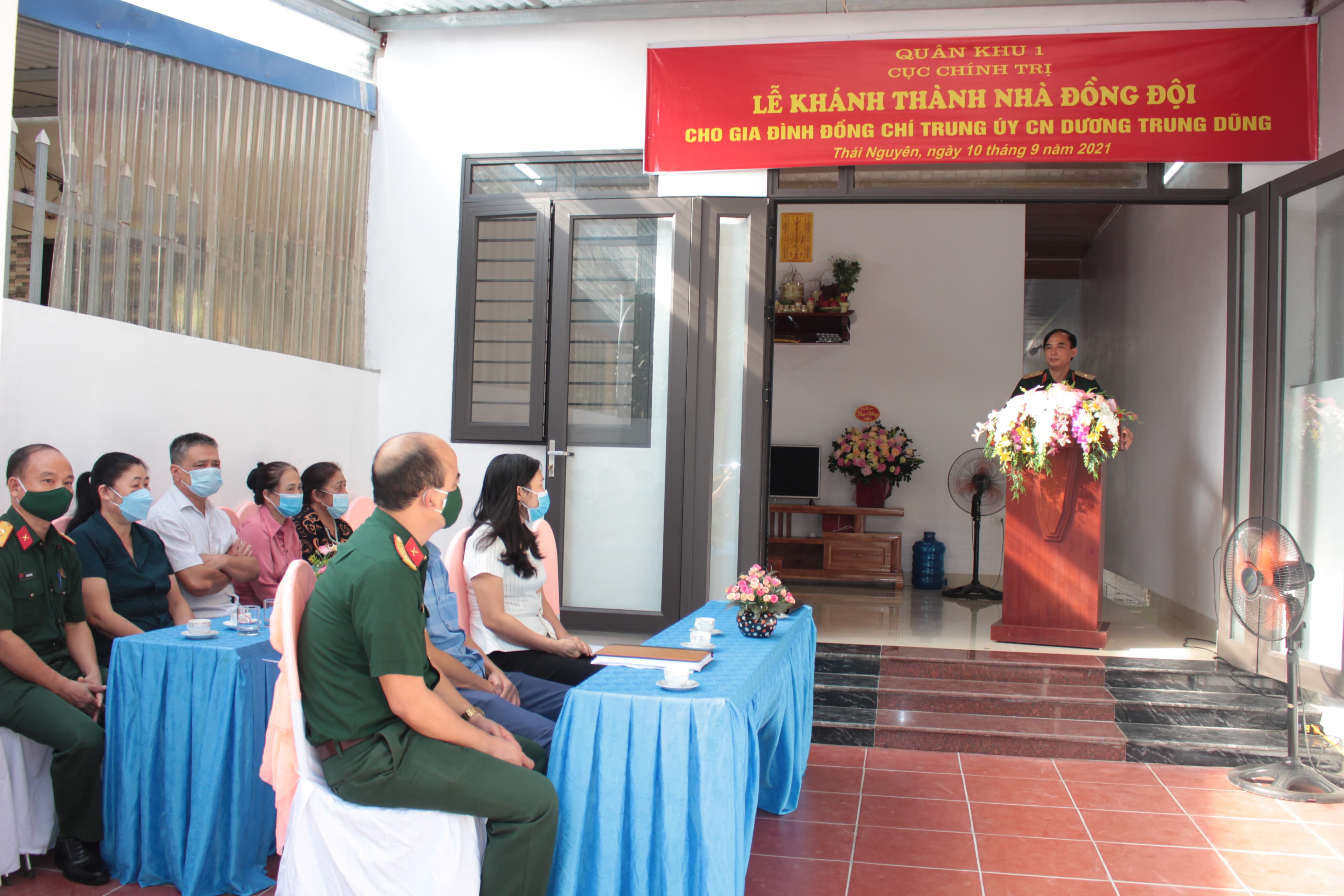 Trao nhà đồng đội tặng Trung úy Dương Trung Dũng