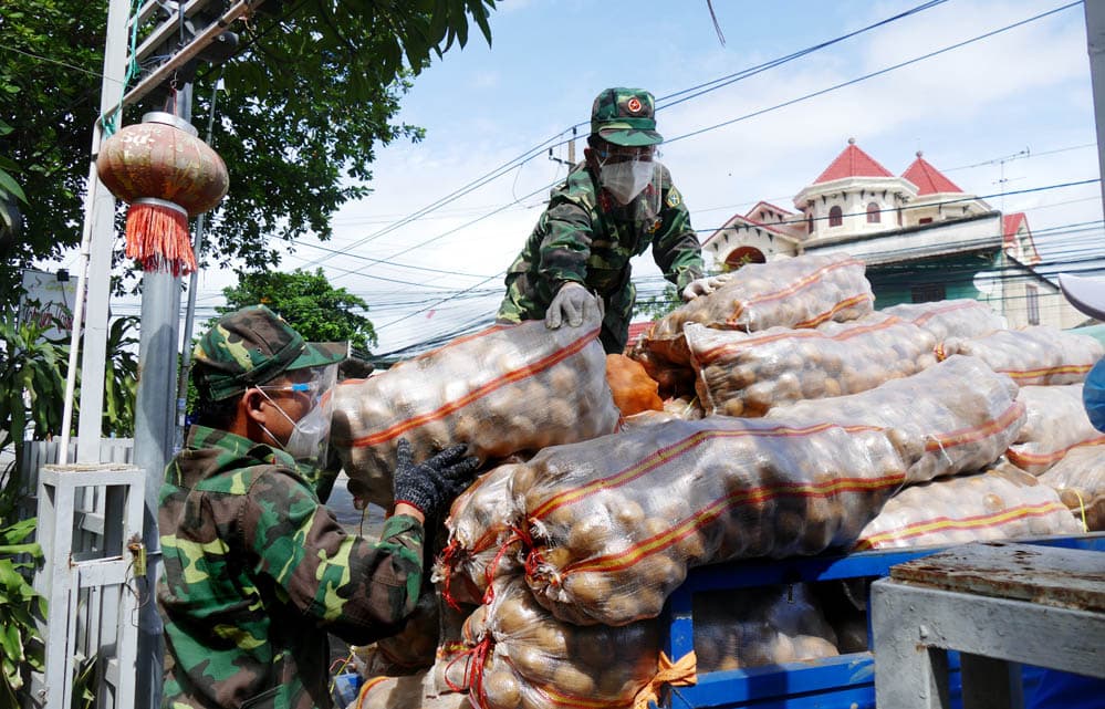 Sát cánh cùng nhân dân chống dịch