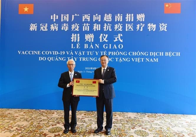 Tỉnh Quảng Tây (Trung Quốc) trao tặng Việt Nam vật tư y tế phòng, chống dịch Covid-19