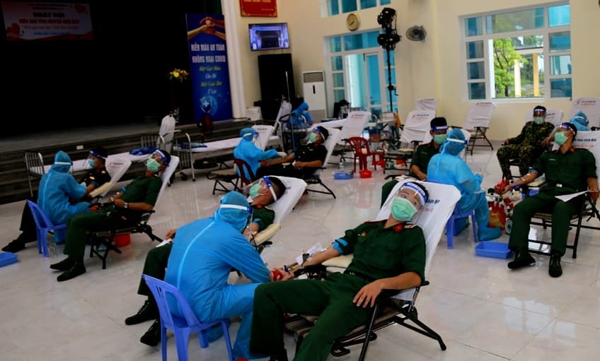 Cán bộ, chiến sĩ LLVT Quân khu 5 tham gia hiến máu tình nguyện