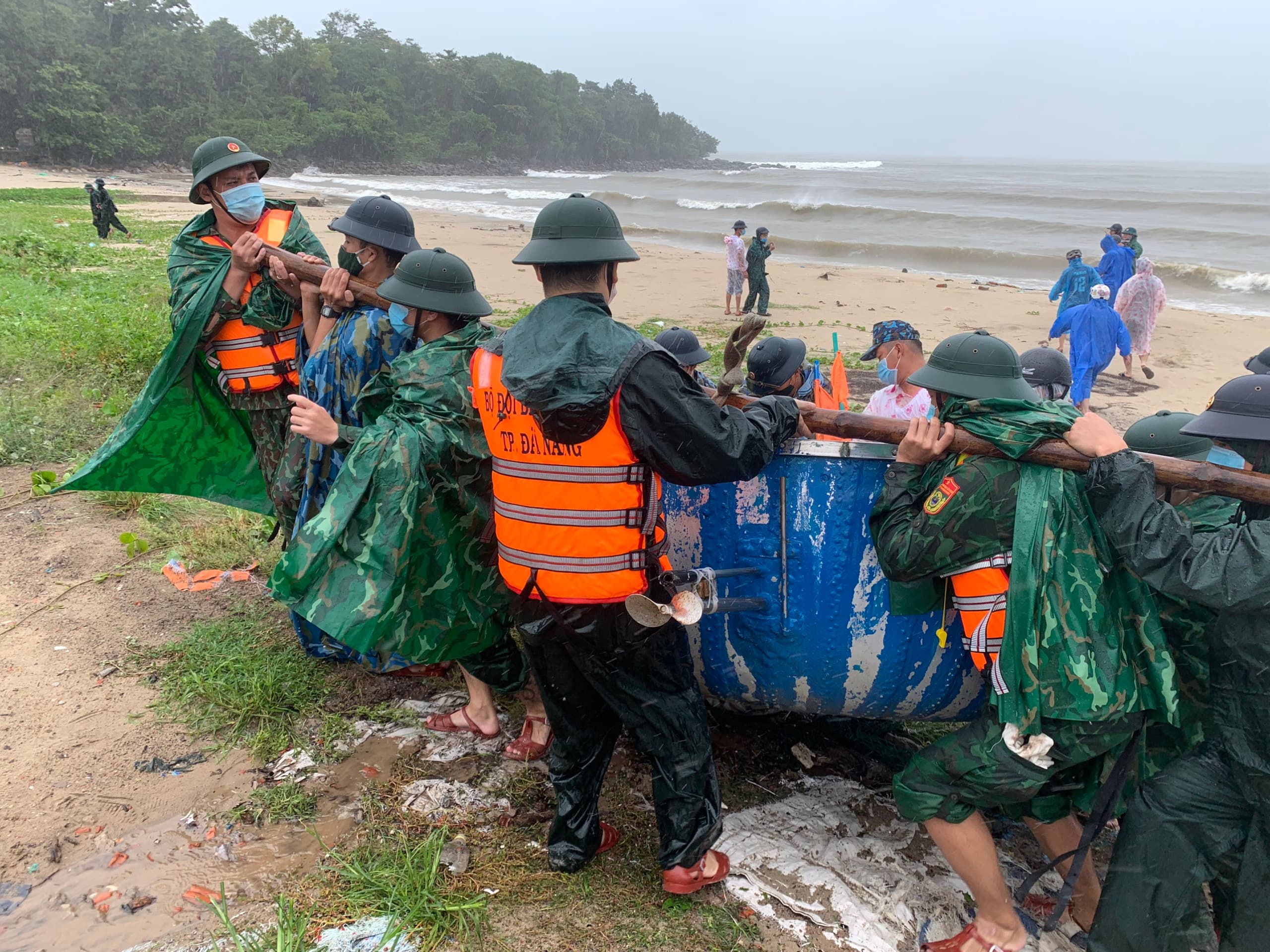 Hàng trăm lượt cán bộ, chiến sĩ giúp dân chống bão