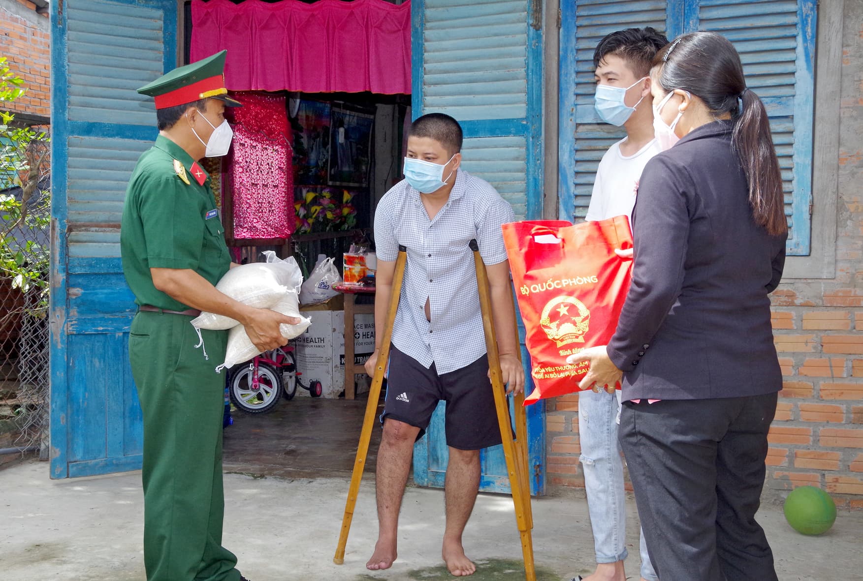 Tiếp tục thực hiện các hoạt động hỗ trợ người dân và lực lượng tuyến đầu chống dịch