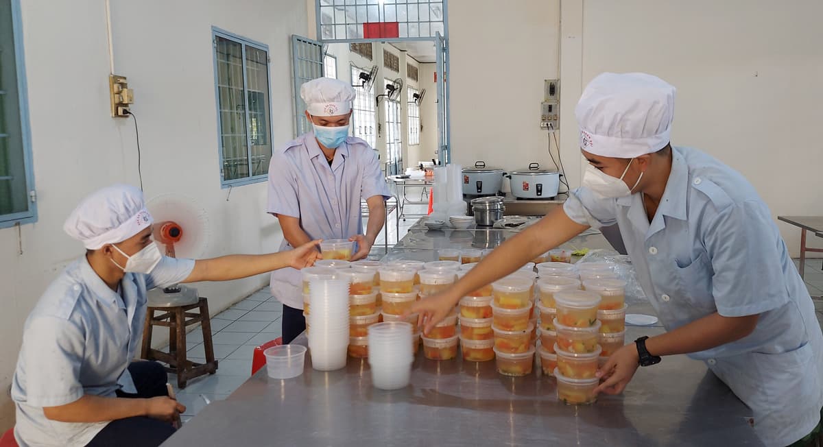 Sáng ngời hình ảnh thầy thuốc mặc áo lính