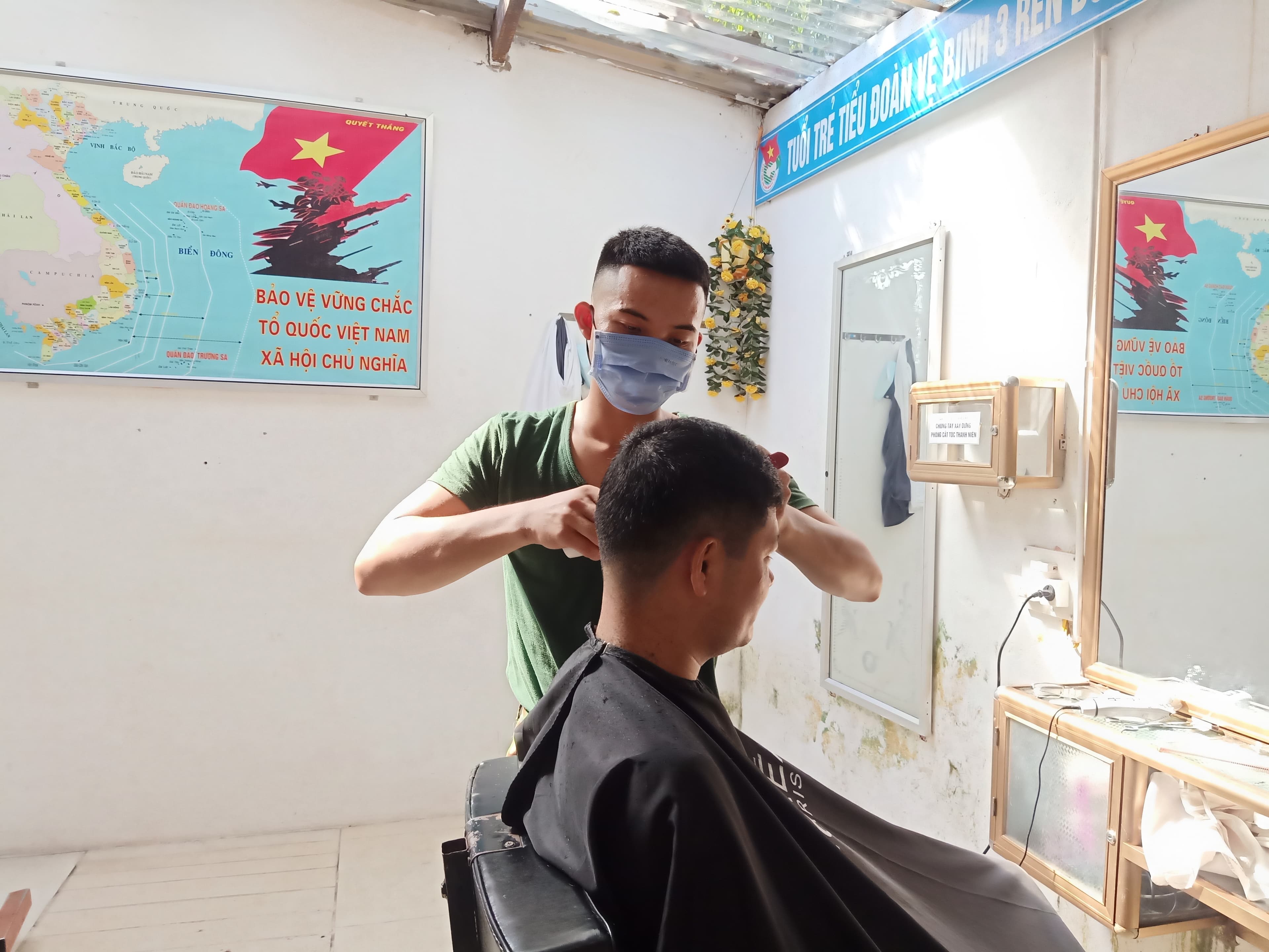 Phòng cắt tóc ở Tiểu đoàn 3