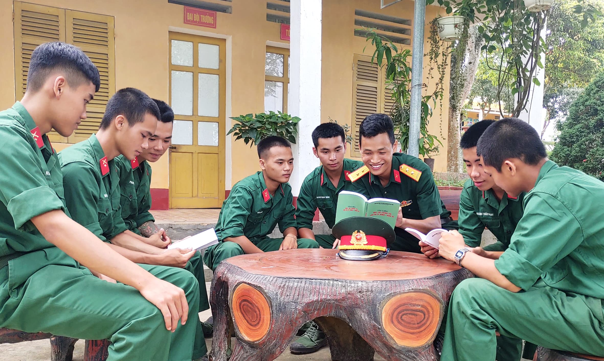 Chính trị viên “bén duyên” với hội thi