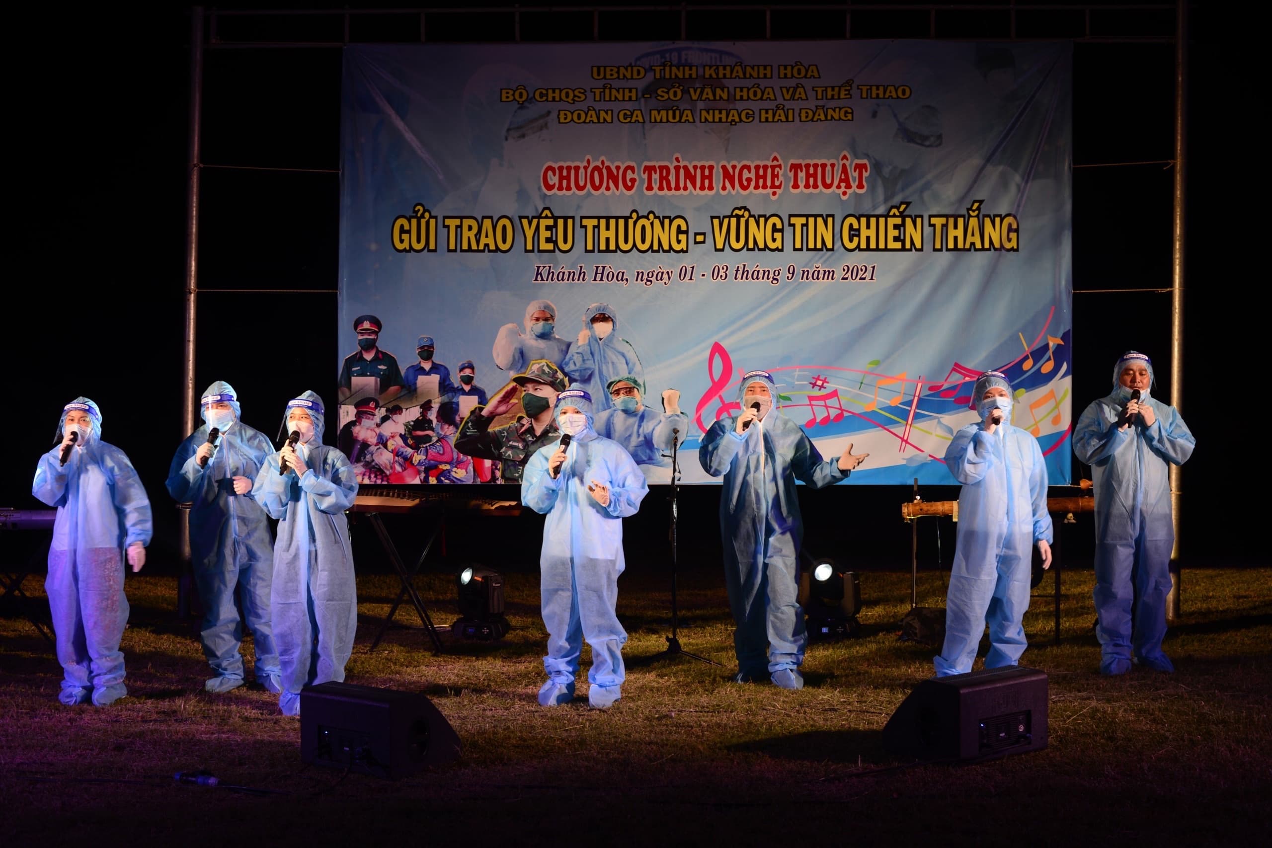Mang yêu thương đến tuyến đầu