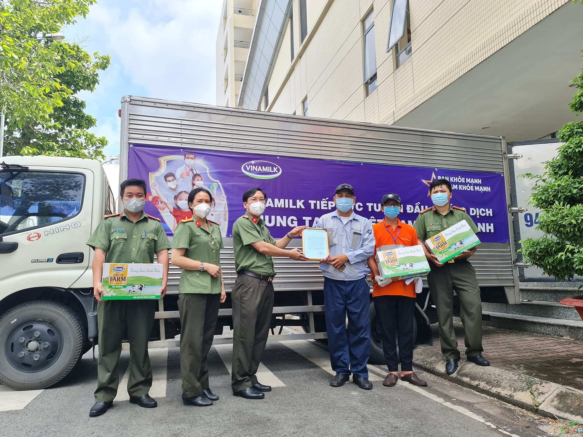 Vinamilk ủng hộ thêm 5 tỷ đồng sản phẩm và thiết bị y tế cho lực lượng tuyến đầu