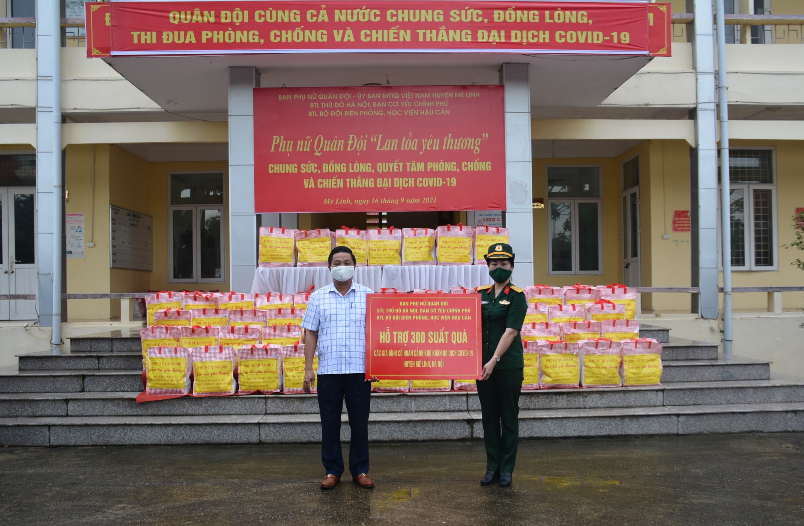 Phụ nữ Quân đội trao 1.050 suất quà tặng đối tượng bị ảnh hưởng bởi dịch Covid-19