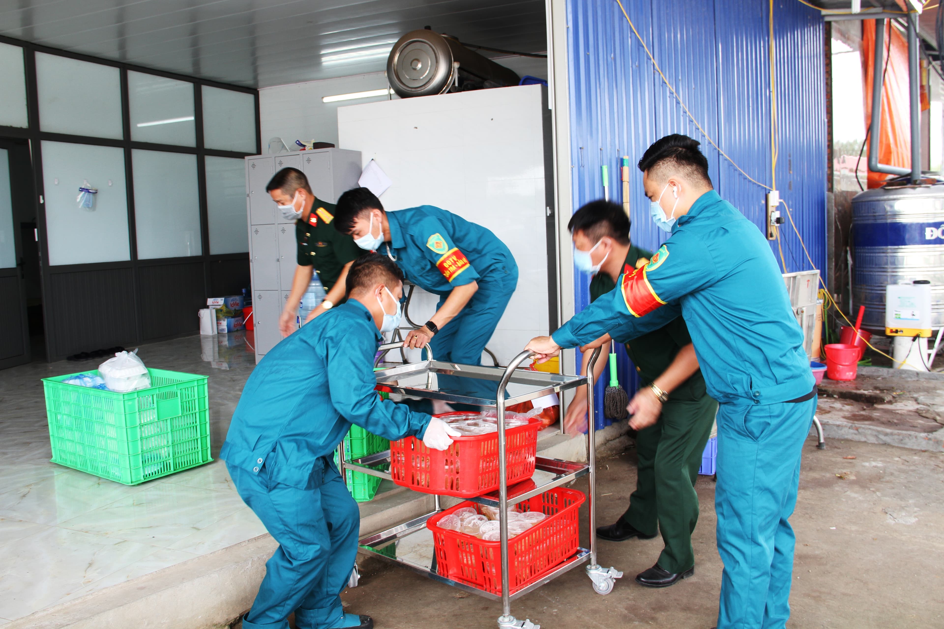 Quyết liệt chống dịch, tích cực giúp dân