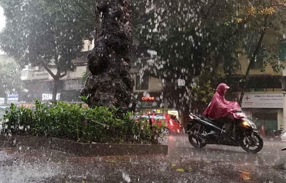 Bắc Bộ có mưa dông rải rác, vùng núi mưa lớn vào đêm và sáng