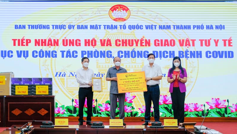 Tập đoàn T&T trao 1 triệu bộ kit xét nghiệm PCR Covid-19 tặng thành phố Hà Nội
