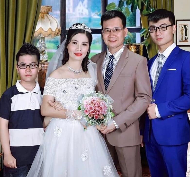 Vợ chồng chiến sĩ thi đua