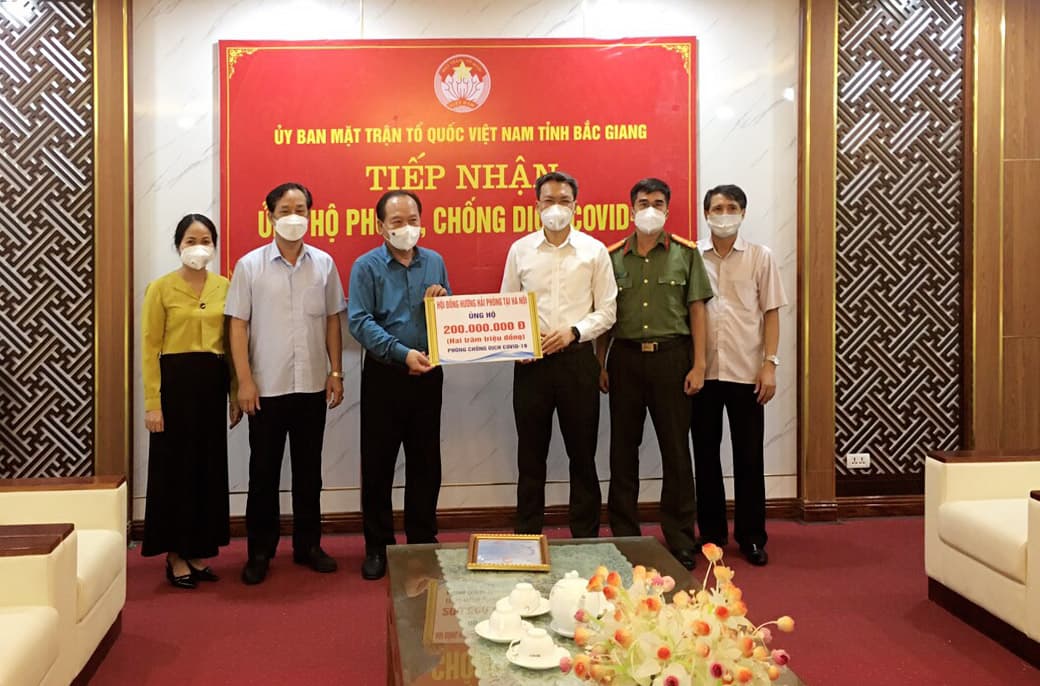 Tặng 200 máy tính cho học sinh có hoàn cảnh khó khăn