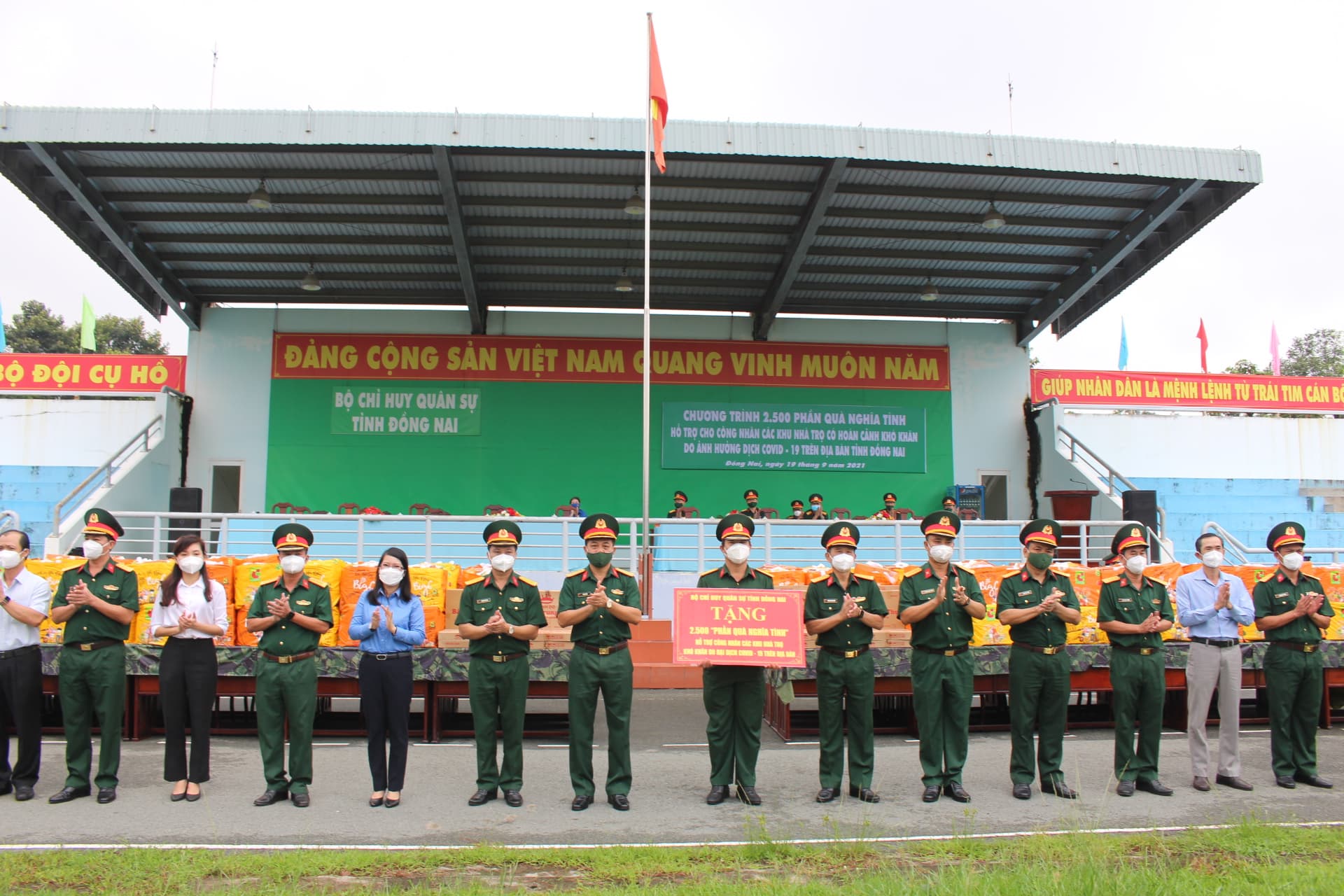 Bộ CHQS tỉnh Đồng Nai trao 2.500 phần quà tặng công nhân có hoàn cảnh khó khăn