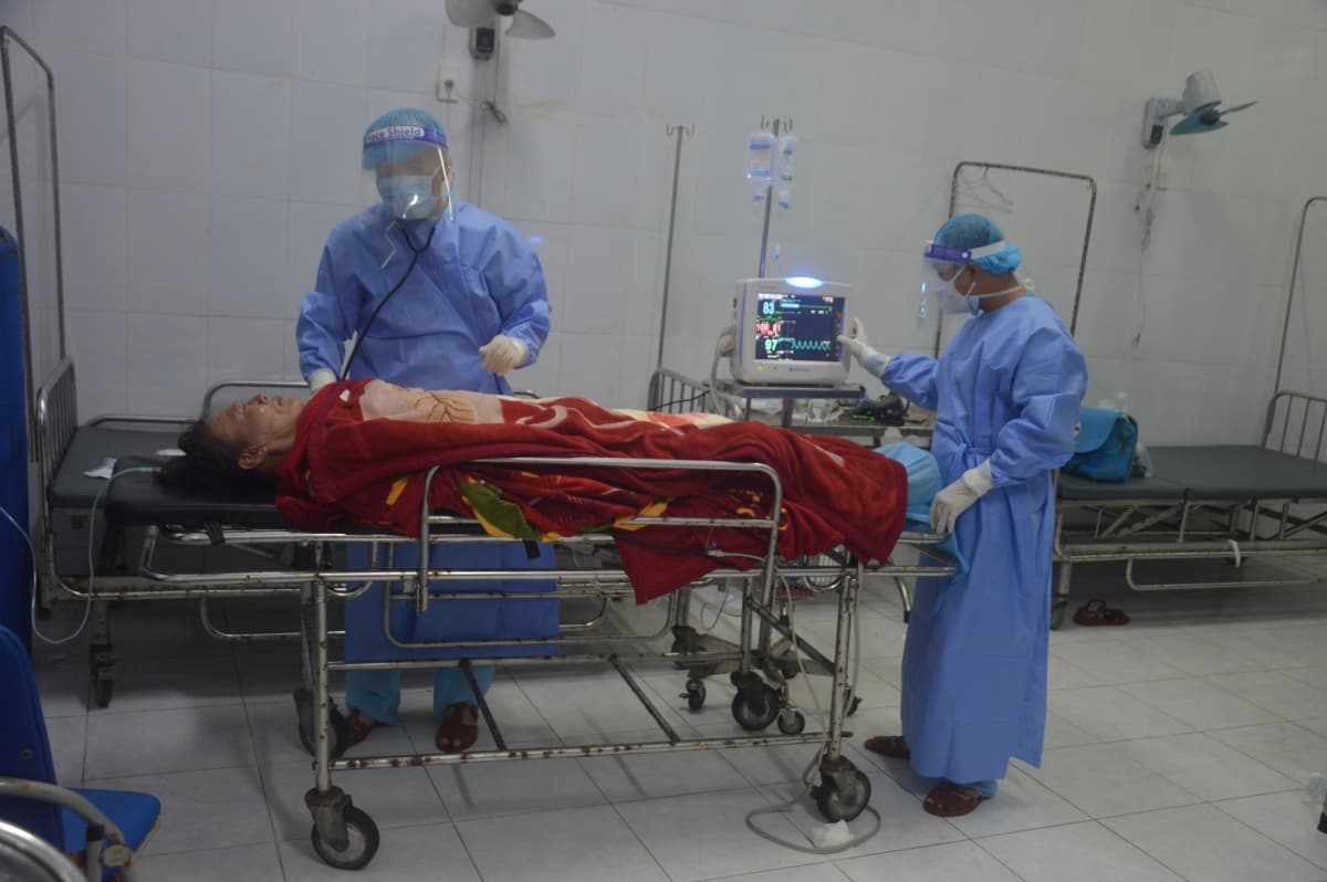 Bệnh xá đảo Song Tử Tây cấp cứu ngư dân bị nạn