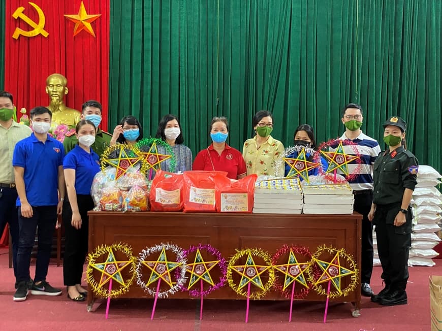 Trao quà Trung thu tặng trẻ em có hoàn cảnh khó khăn tại phường Ngọc Thụy