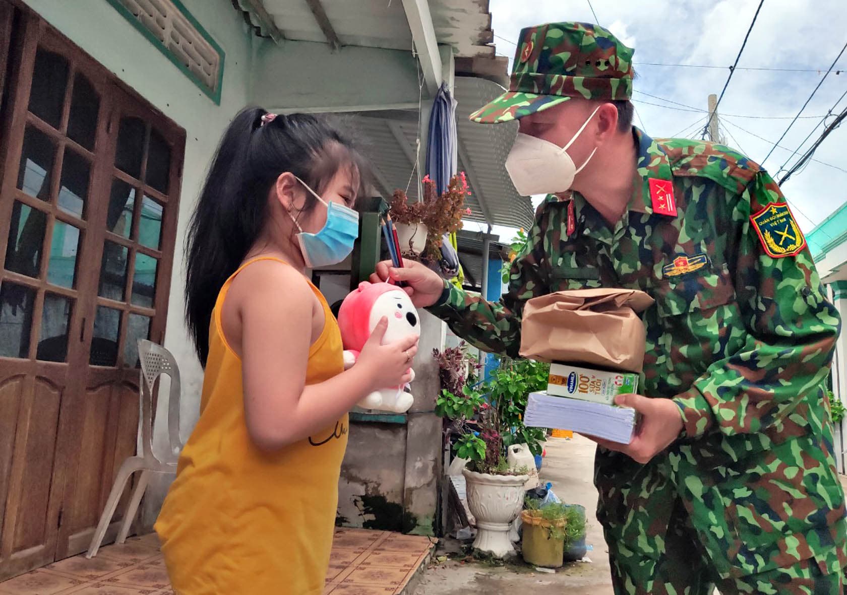 Chăm lo Tết Trung thu cho trẻ em vùng dịch