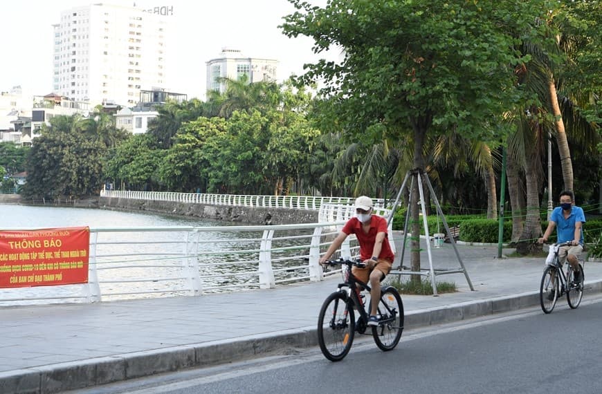 Hà Nội nới lỏng giãn cách, người dân kéo nhau đi tập thể dục