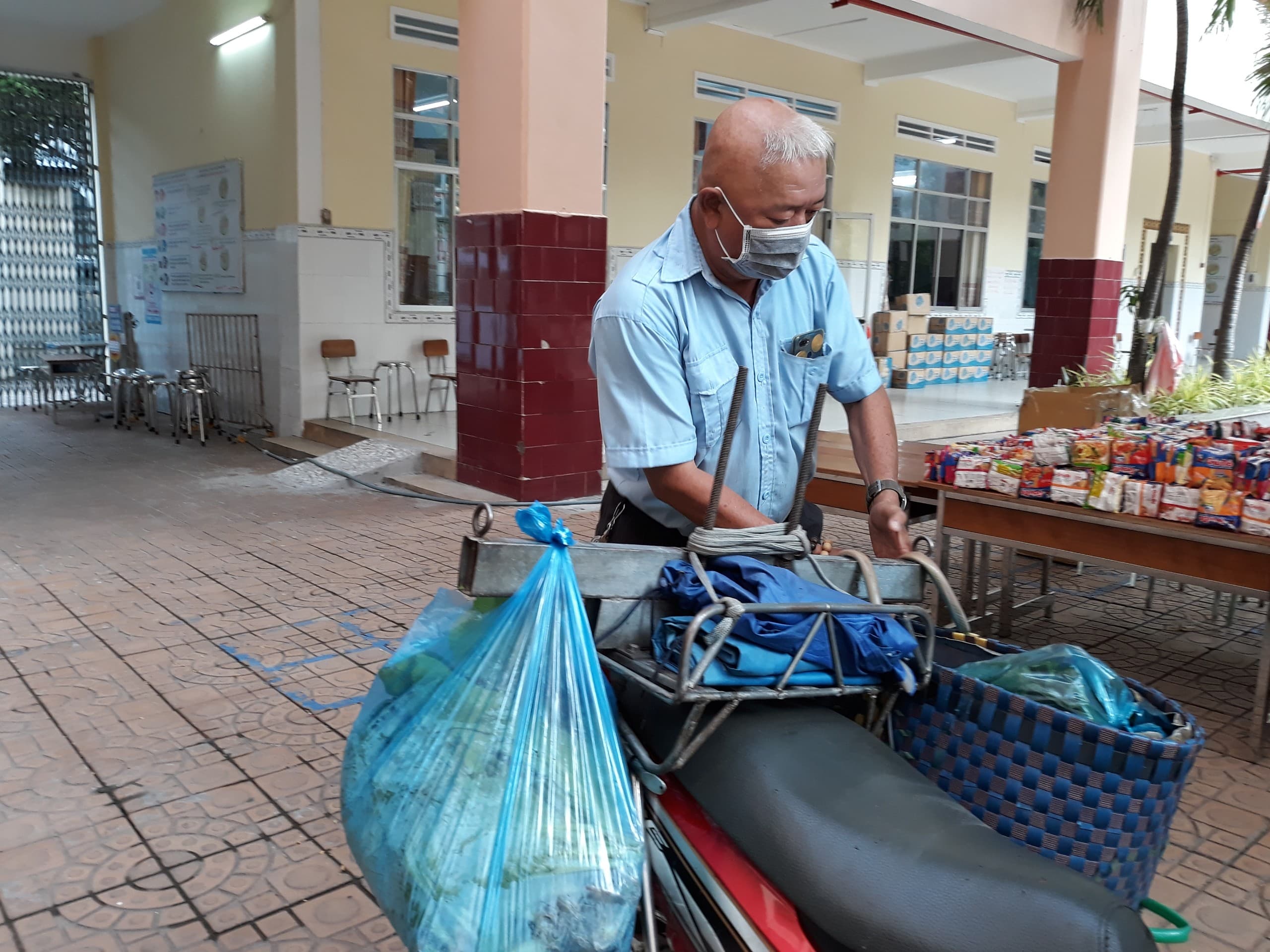 Sức yếu, tiền ít nhưng tình nhiều