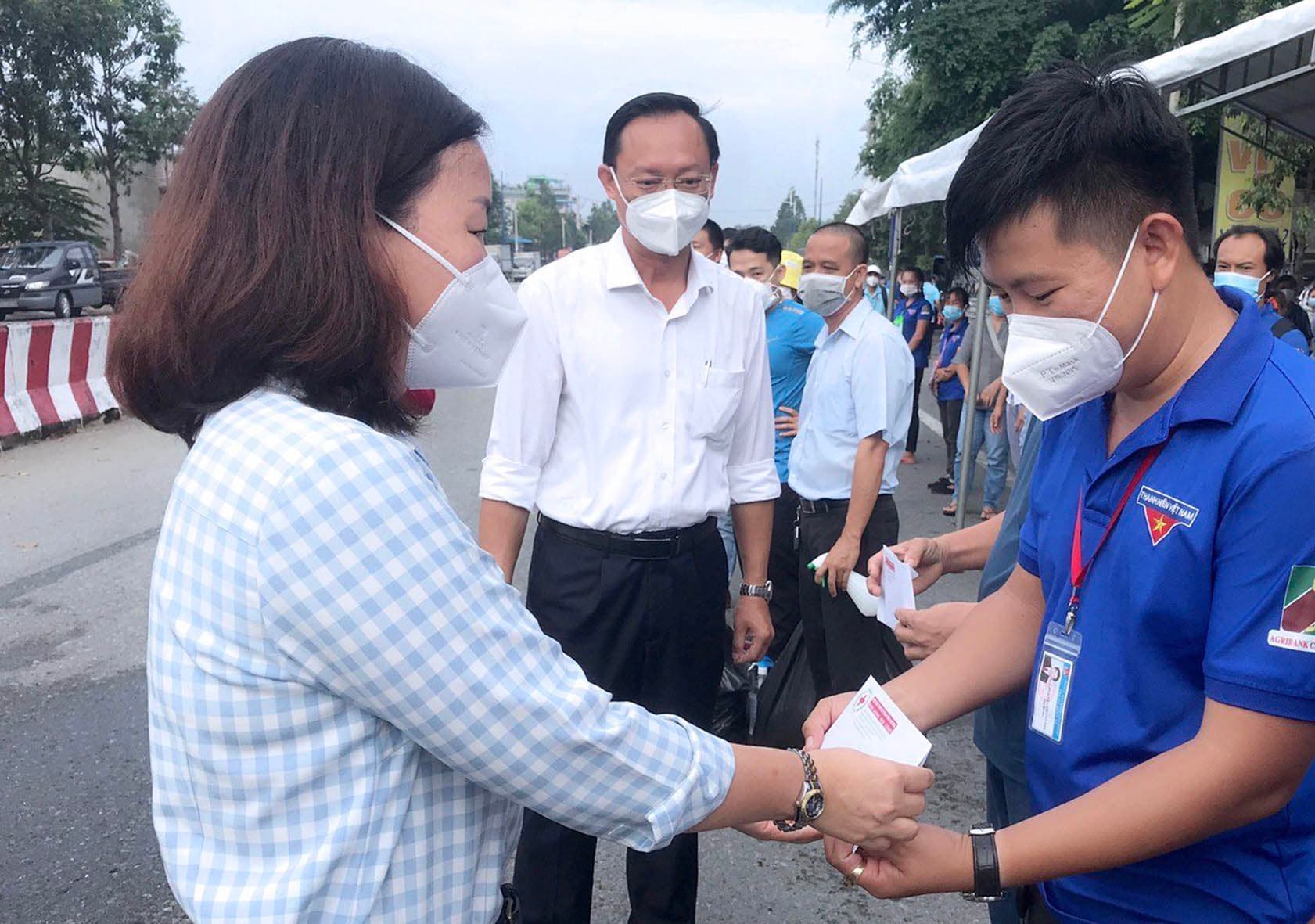 Tích cực hỗ trợ nhân dân và lực lượng tuyến đầu phòng, chống dịch