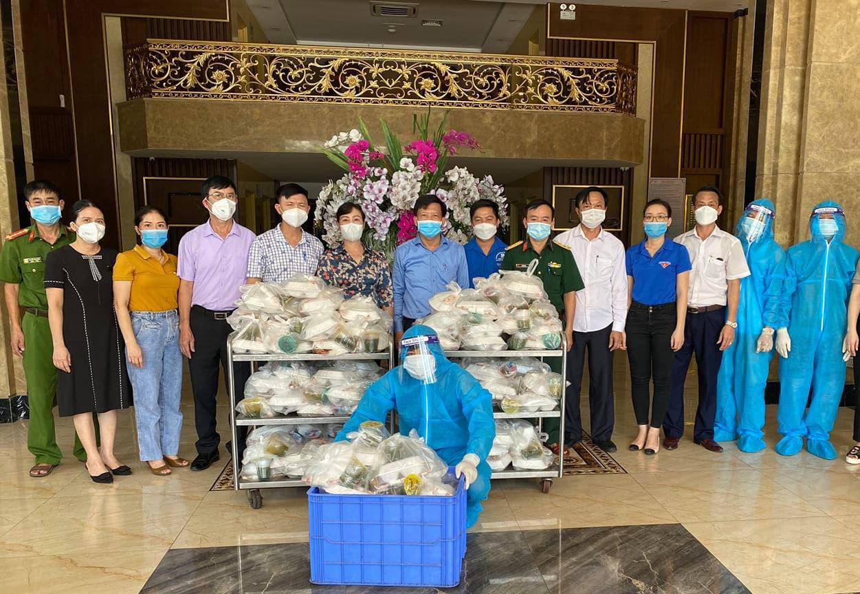 Nghĩa tình bữa cơm yêu thương