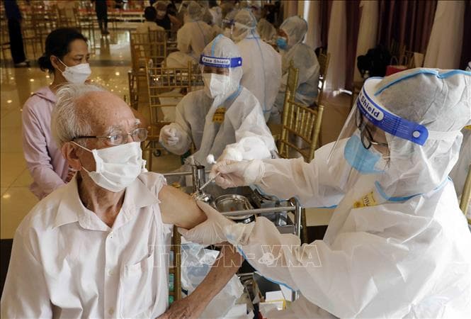 Kinh nghiệm chống dịch của Hà Nội: Xét nghiệm diện rộng, tầm soát y tế toàn dân, tiêm chủng thần tốc