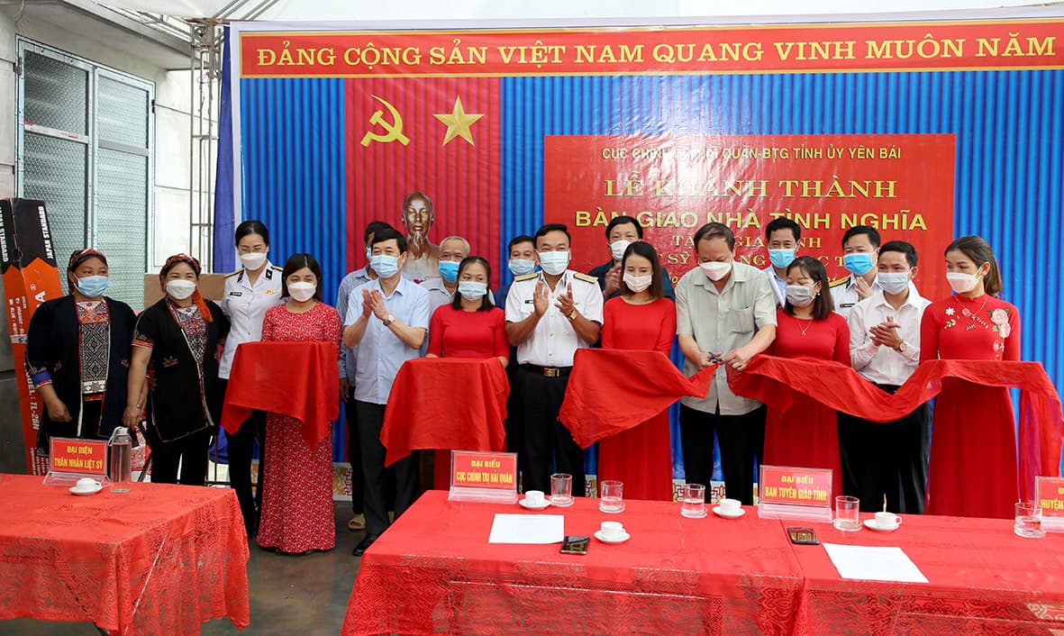 Cục Chính trị Hải quân trao nhà tình nghĩa tại Yên Bái