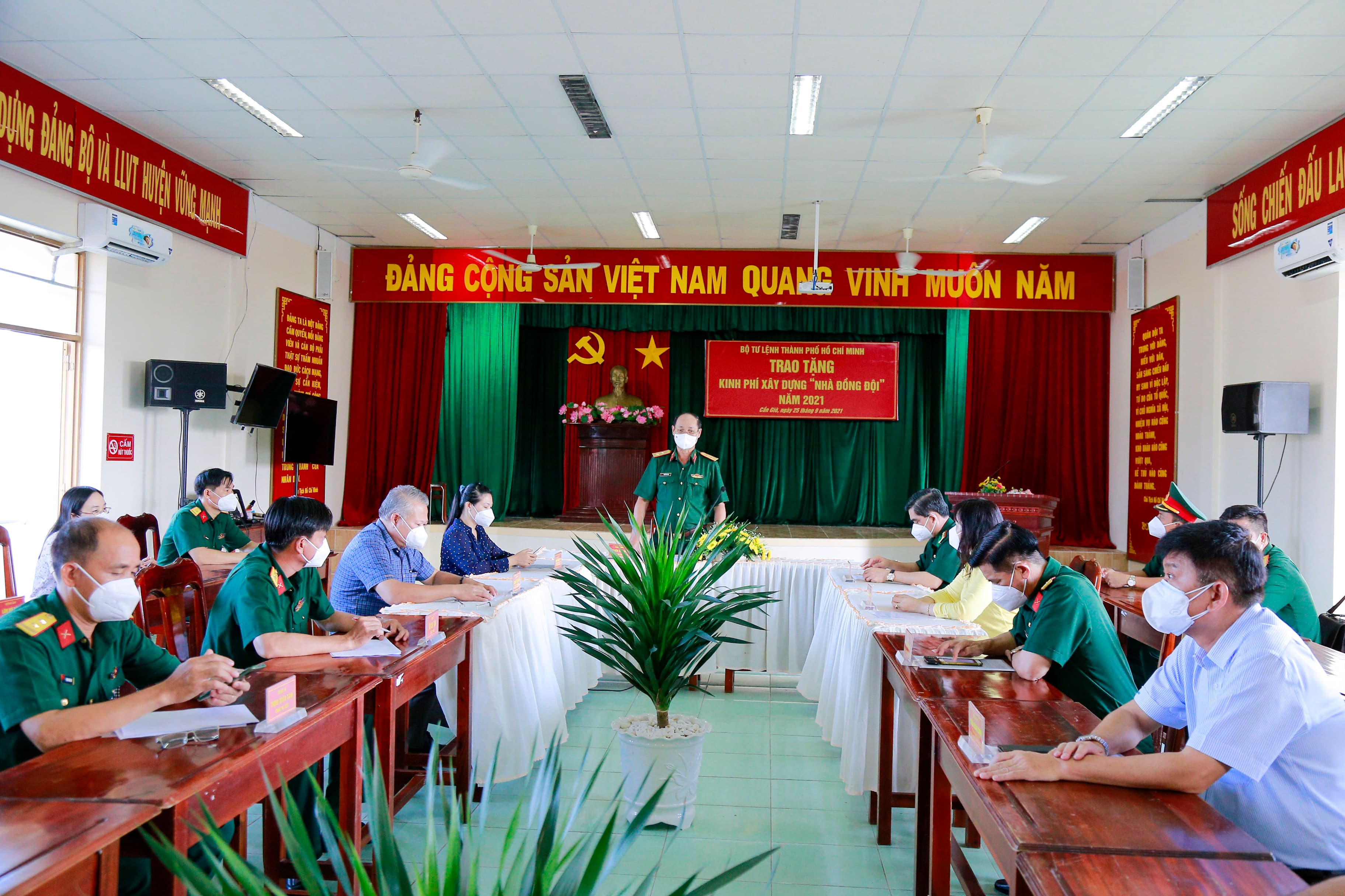 Bộ tư lệnh TP Hồ Chí Minh trao tặng kinh phí xây 8 Nhà đồng đội tại huyện Cần Giờ