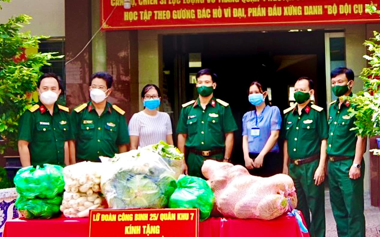 Bộ đội giúp địa phương xóa “vùng đỏ”, hỗ trợ an sinh