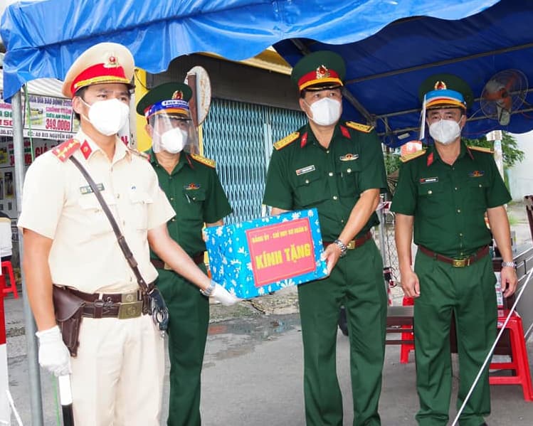 Thăm, tặng quà cán bộ, chiến sĩ trên tuyến đầu chống dịch
