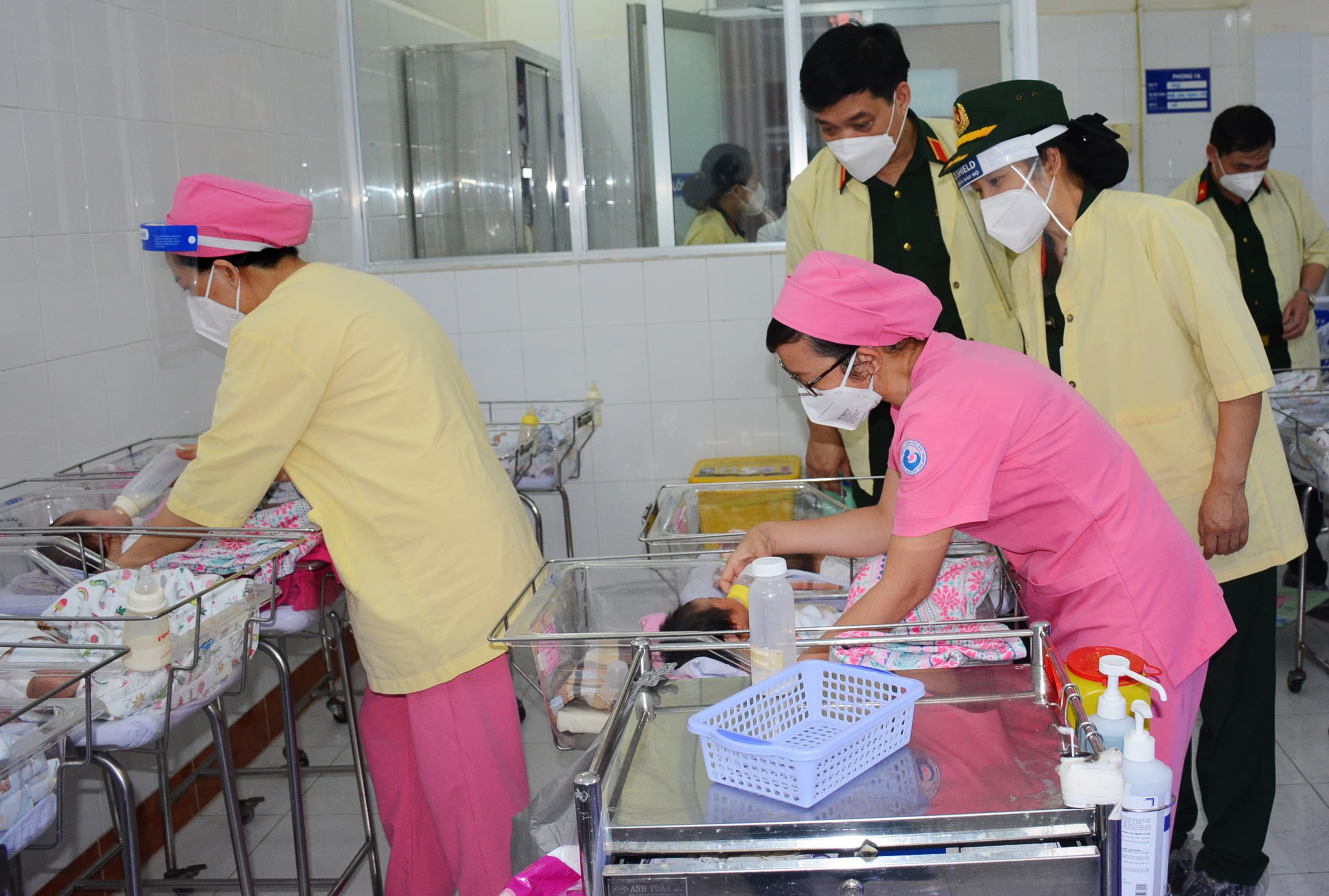 Chung tay chăm sóc trẻ sơ sinh mồ côi
