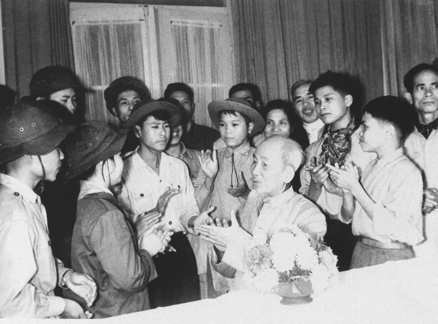 30-9-1964: Bác căn dặn thanh niên phải biết kết hợp giữa học tập và rèn luyện