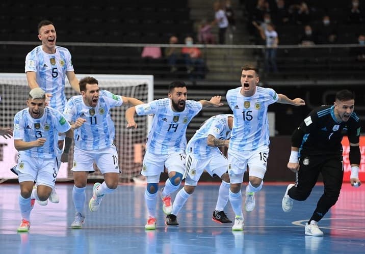 Argentina vượt qua Nga sau màn "đấu súng" đầy may rủi