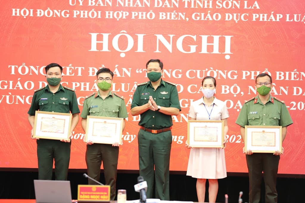 Tăng cường phổ biến giáo dục pháp luật cho cán bộ, nhân dân vùng biên giới, hải đảo