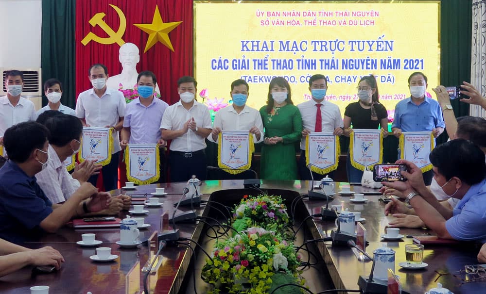 Hơn 200 vận động viên tranh tài giải taekwondo trực tuyến