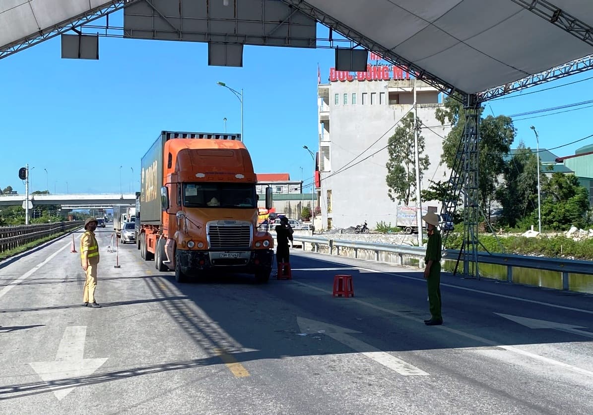 Chấn chỉnh việc thêm qui định rườm rà khi qua chốt chống dịch ở tỉnh Nam Định