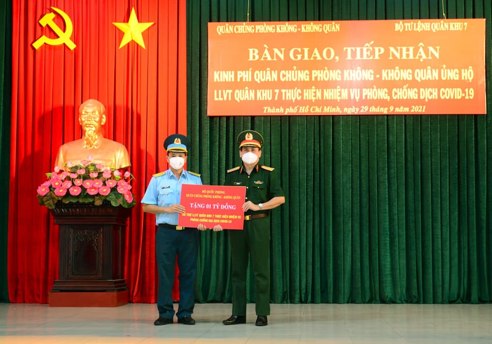 Bàn giao kinh phí hỗ trợ Quân khu 7 phòng, chống dịch Covid-19