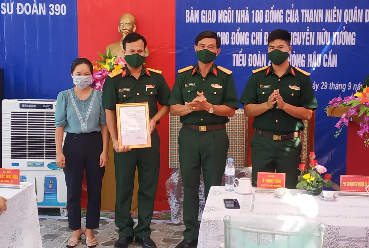 Bàn giao Ngôi nhà 100 đồng tặng Đại úy QNCN Nguyễn Hữu Xưởng