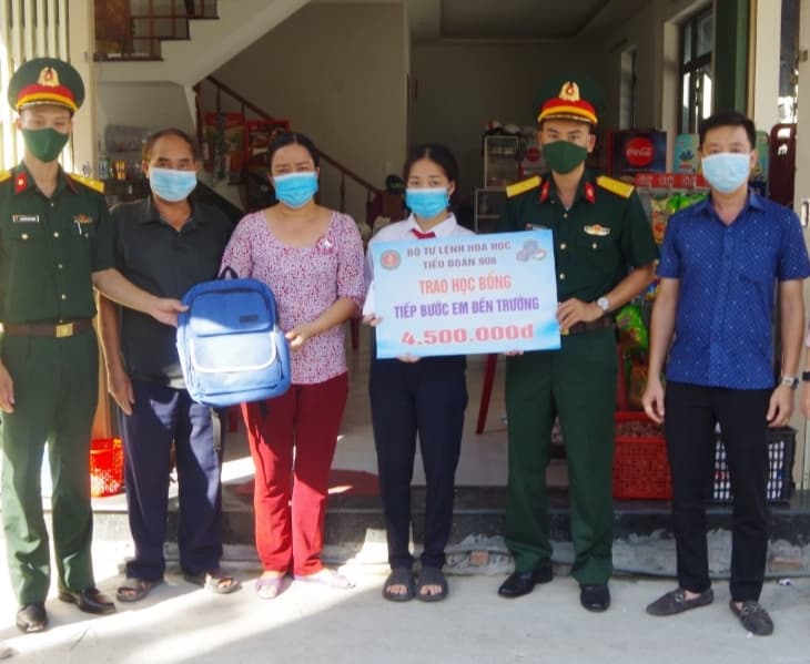 Đà Nẵng: Trao máy tính bảng và học bổng tặng học sinh có hoàn cảnh khó khăn