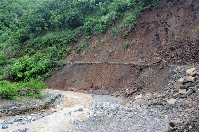 Cảnh báo lũ quét, sạt lở đất tại Bắc Bộ; mưa dông, lốc sét tại Tây Nguyên, Nam Bộ