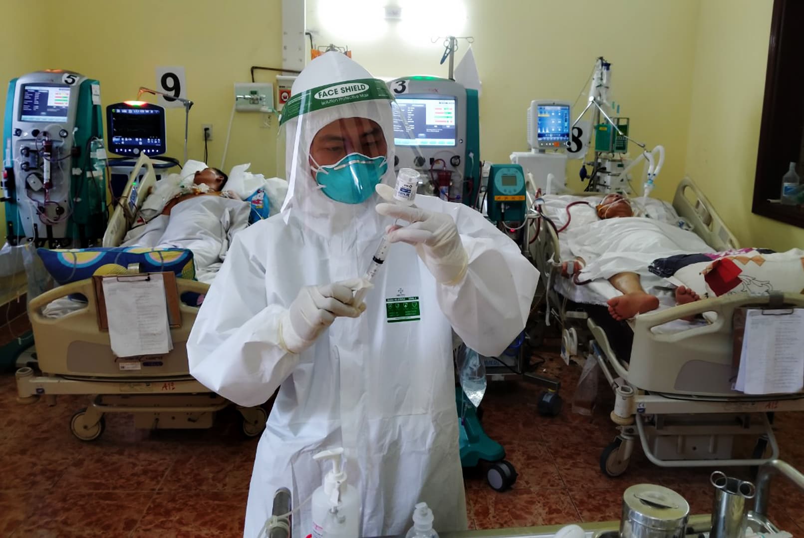 Học viên F0 bình phục tình nguyện chăm sóc bệnh nhân