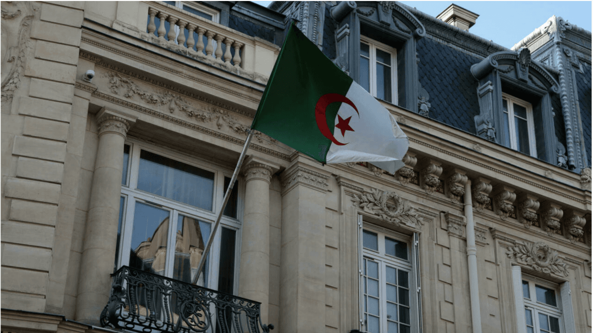 Căng thẳng với Pháp, Algeria triệu hồi đại sứ về nước