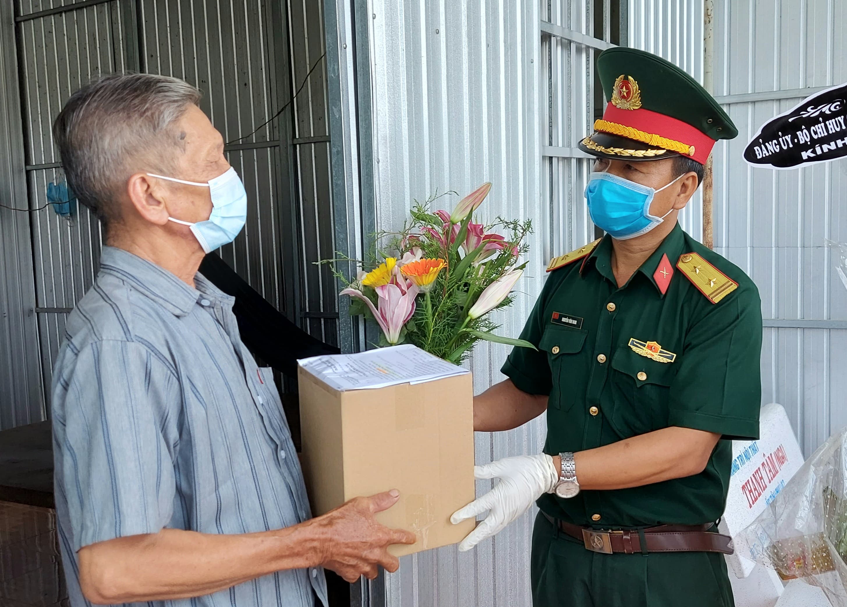 Các đơn vị, địa phương tích cực hỗ trợ người dân và các lực lượng phòng, chống dịch