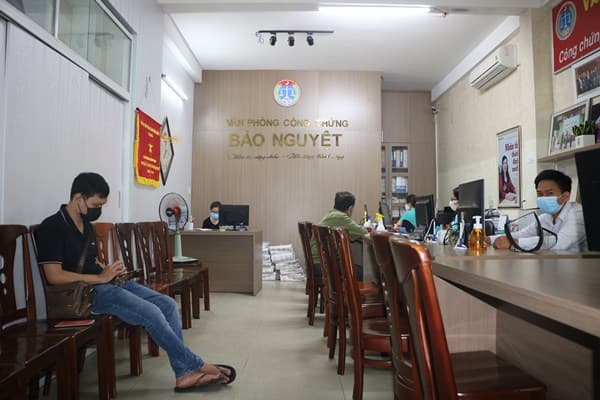Pháp luật quy định như thế nào về việc ký, điểm chỉ trong văn bản công chứng?