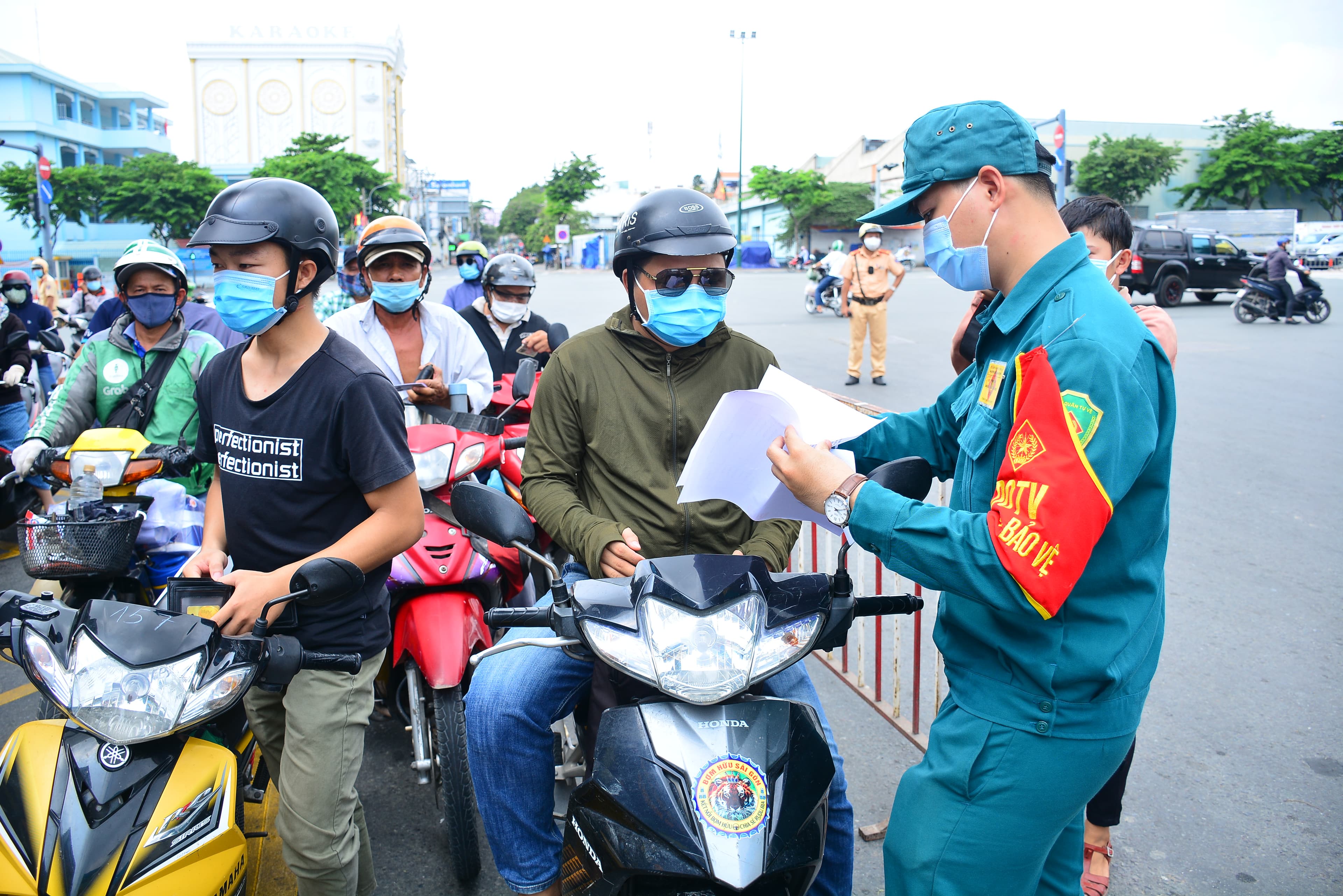 Lực lượng vũ trang quận Gò Vấp xông pha nơi tuyến đầu chống dịch