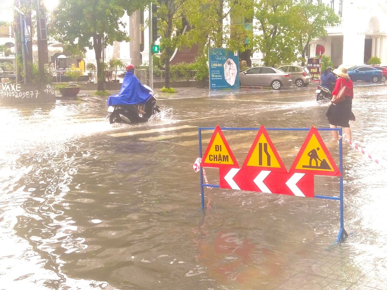 Mưa lớn làm nhiều tuyến đường tại TP Vinh, Nghệ An ngập sâu