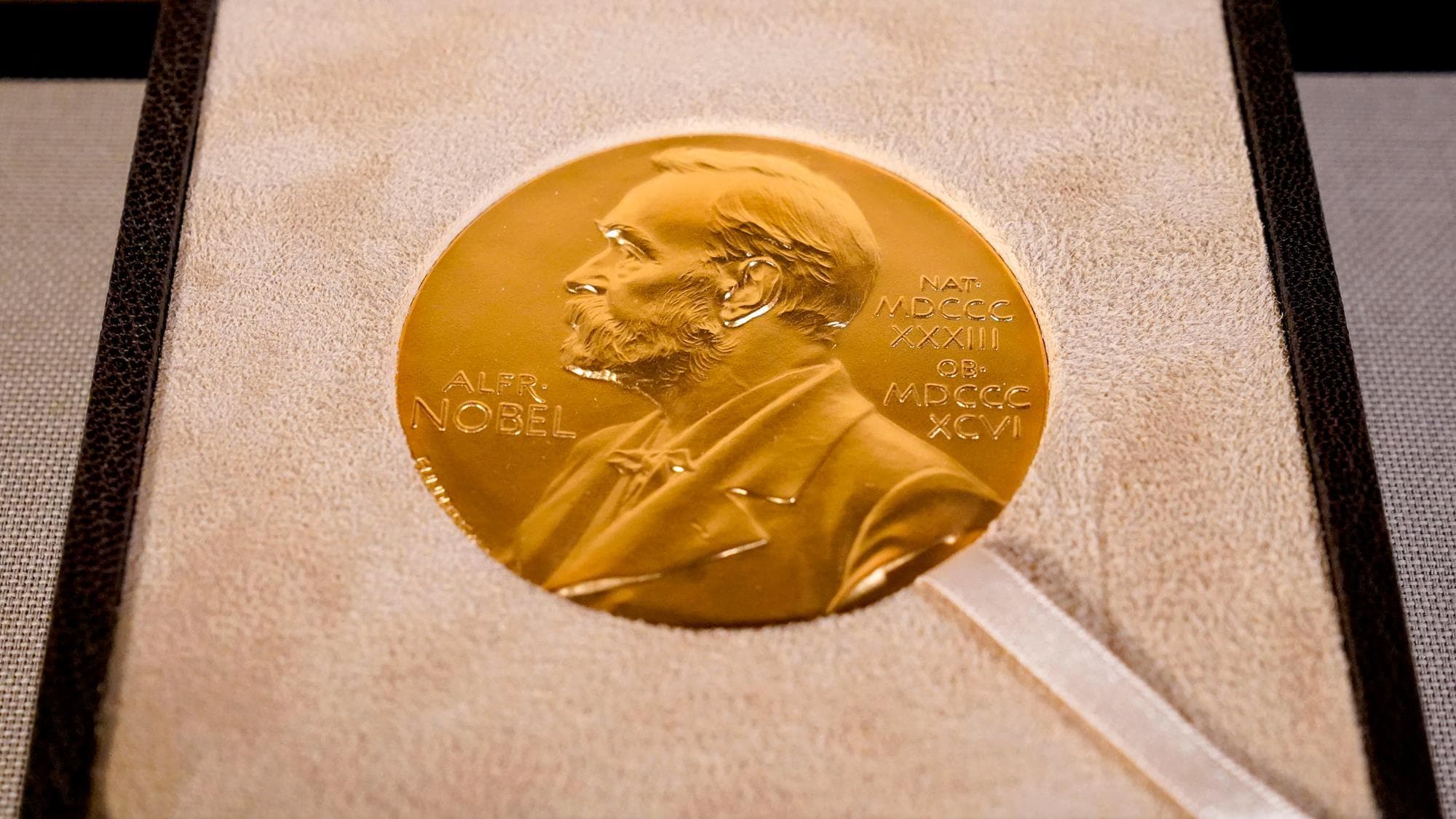 Giải Nobel Hóa Học năm 2021 vinh danh hai nhà khoa học Benjamin List và David W.C. MacMillan